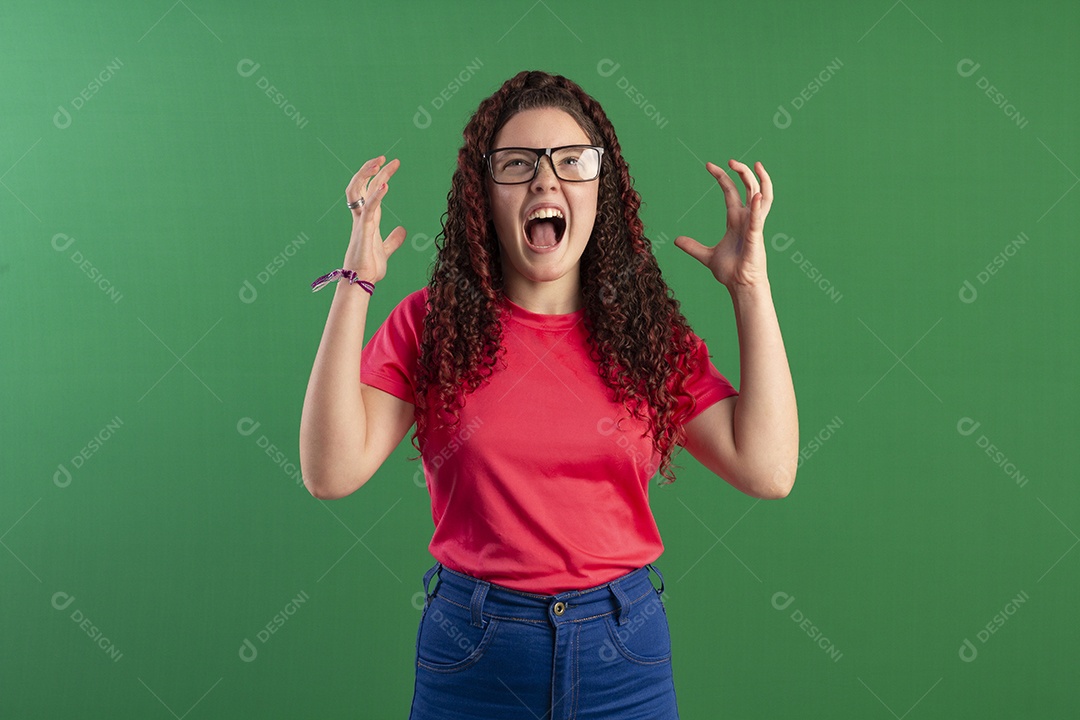 Menina gritando bem brava