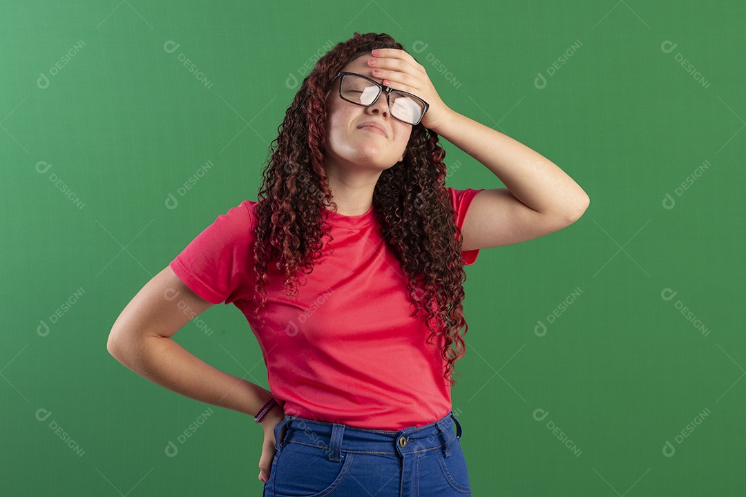 Menina com mão na cabeça preocupada