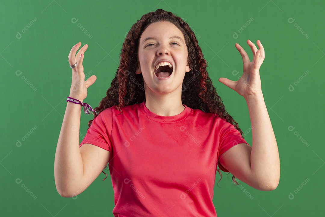 Menina gritando bem brava