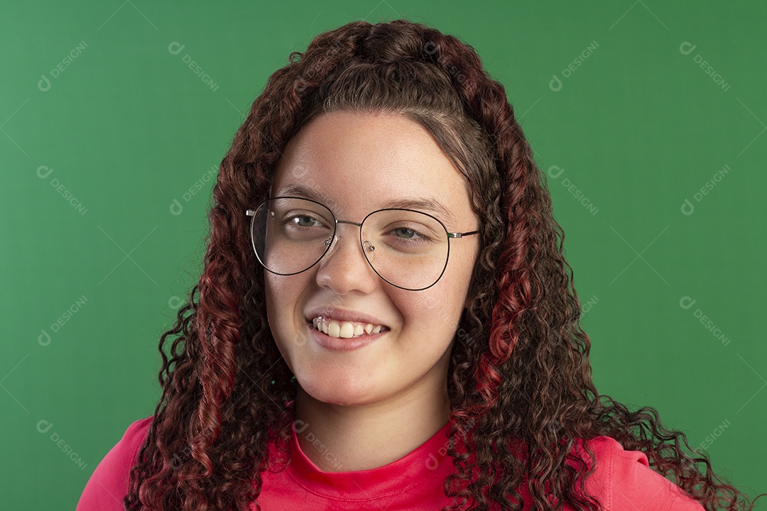 Menina sorrindo e usando óculos