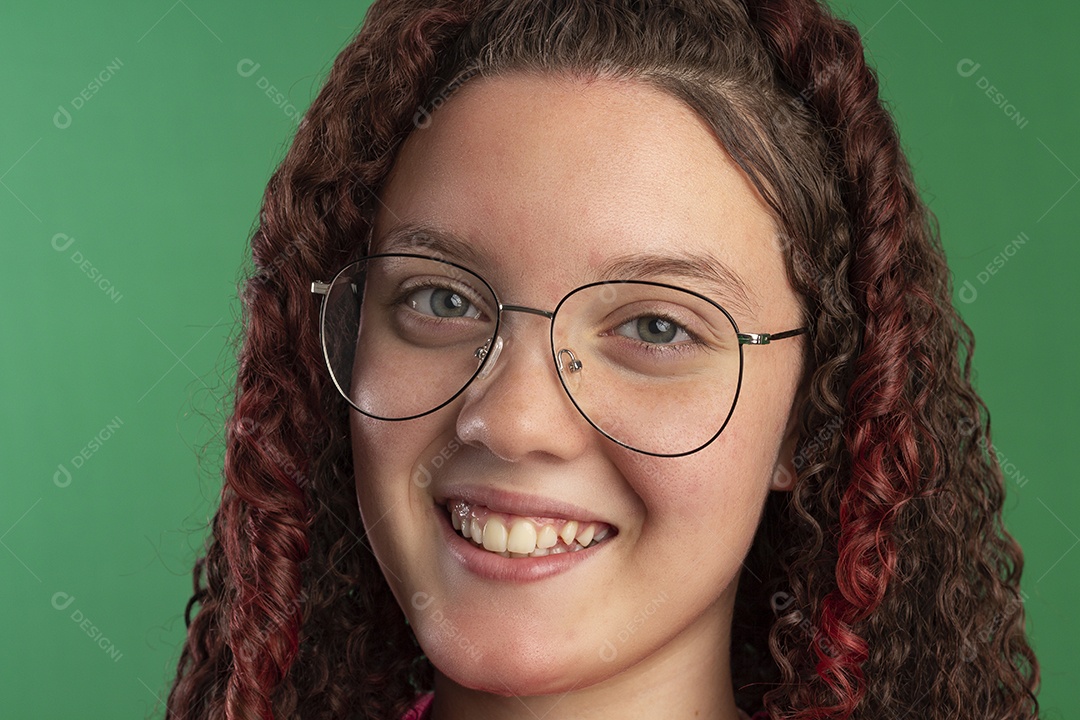 Menina que usa óculos sorrindo