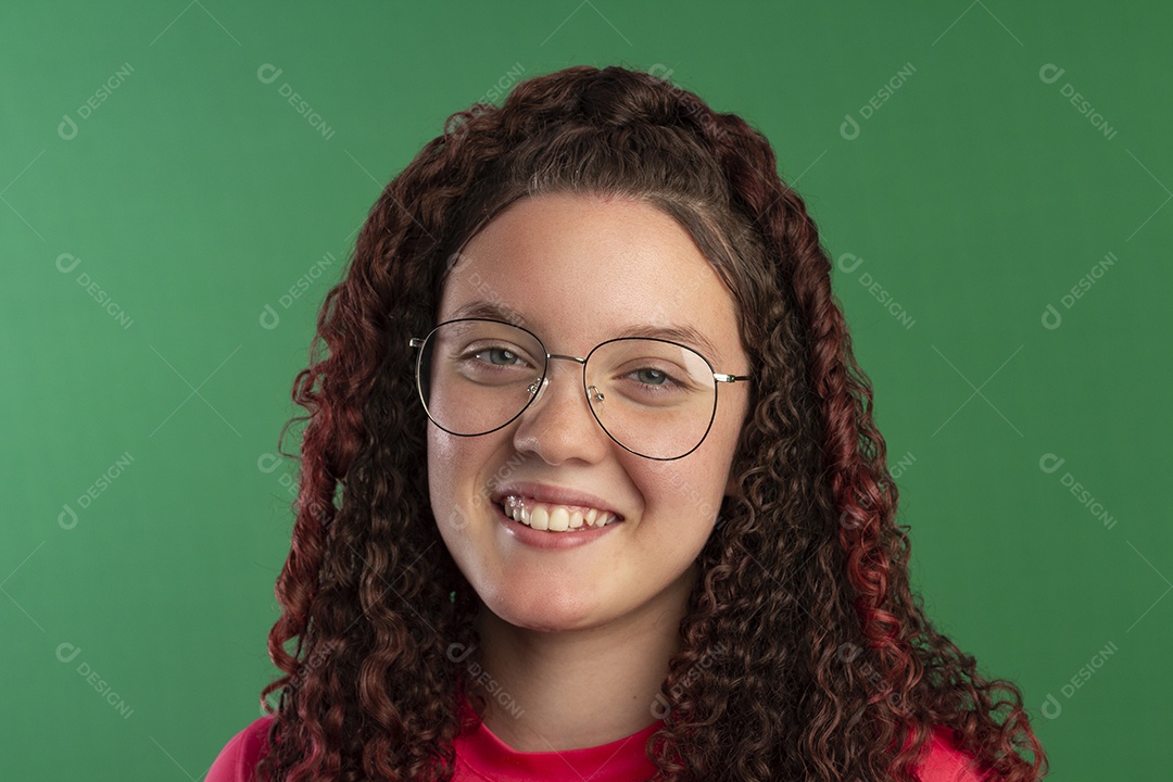 Jovem menina sorrindo e usando óculos