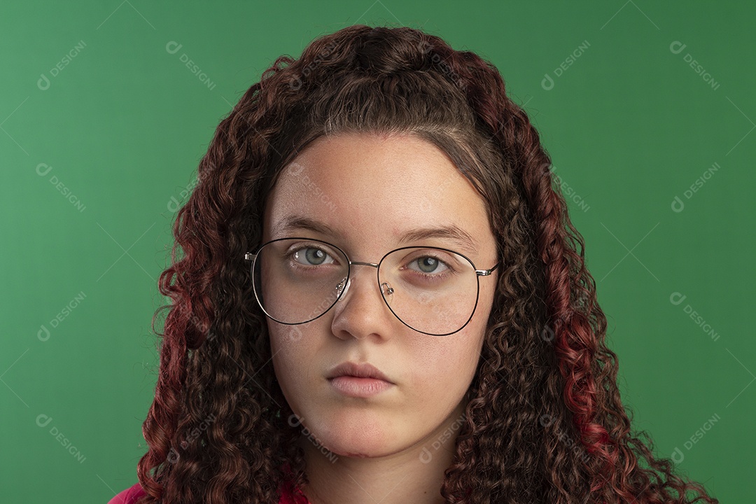 Garota seria que usa óculos