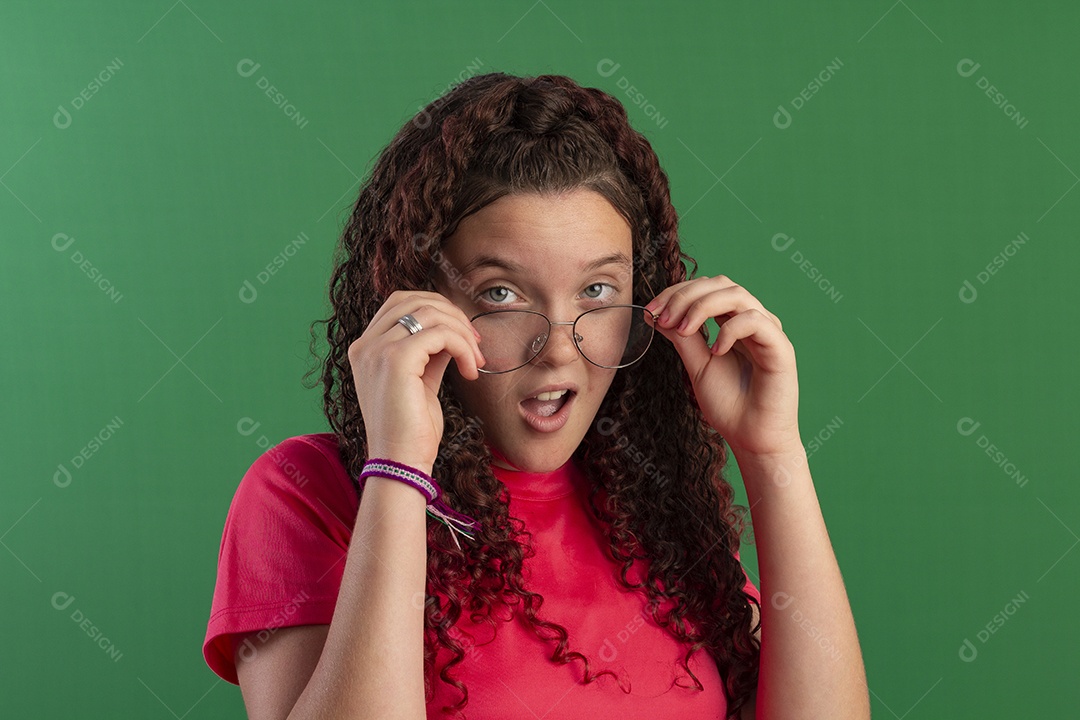 Menina meiga usando óculos