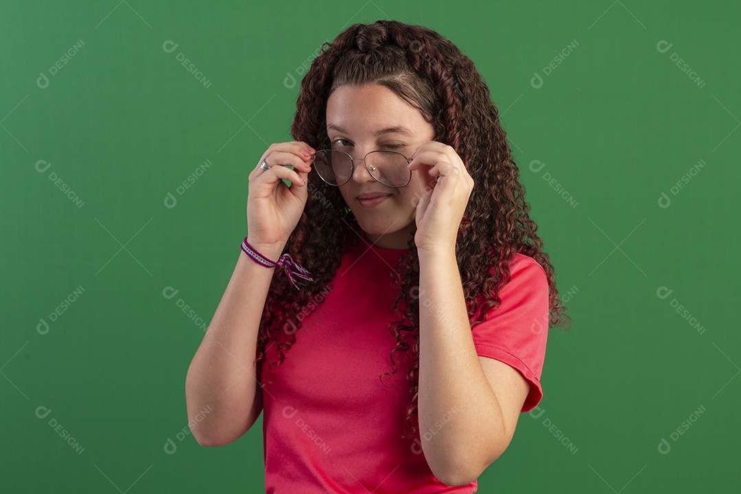 Menina linda com careta usando óculos