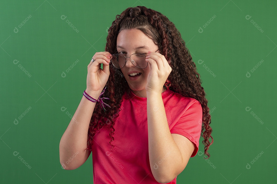 Garota linda usando óculos e piscando