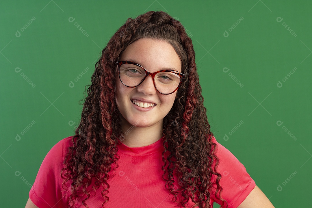 Menina contente sorrindo