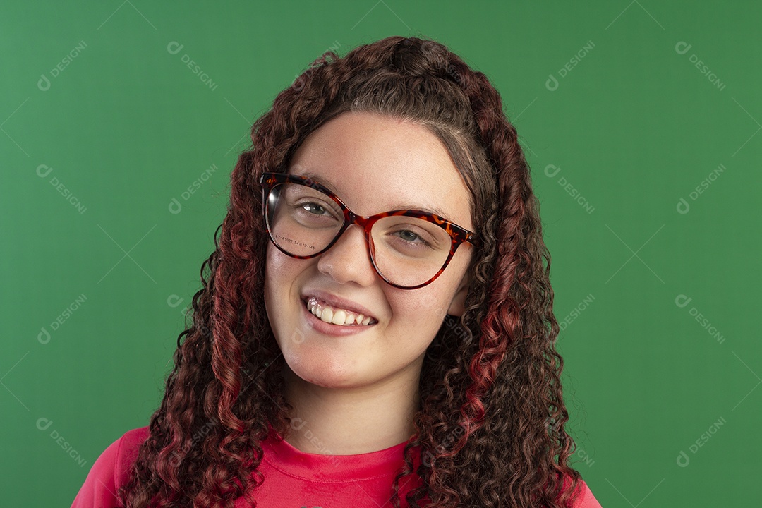 Linda menina feliz usando óculos