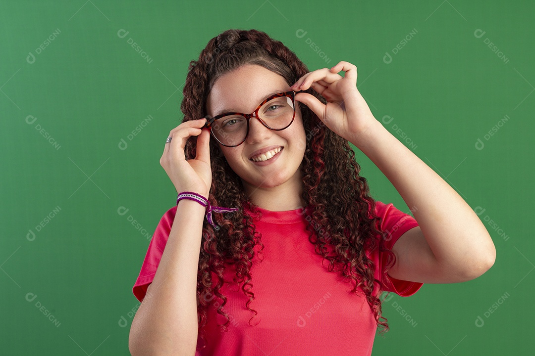 Linda menina com mãos no óculos