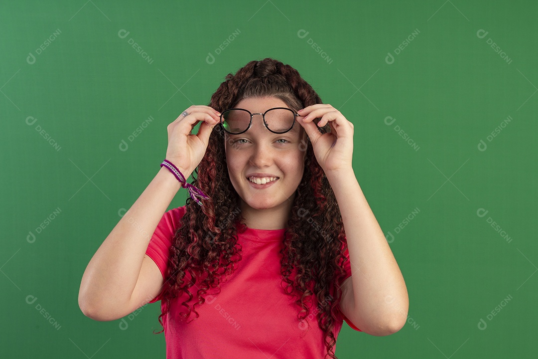 Linda menina sorrindo usando óculos