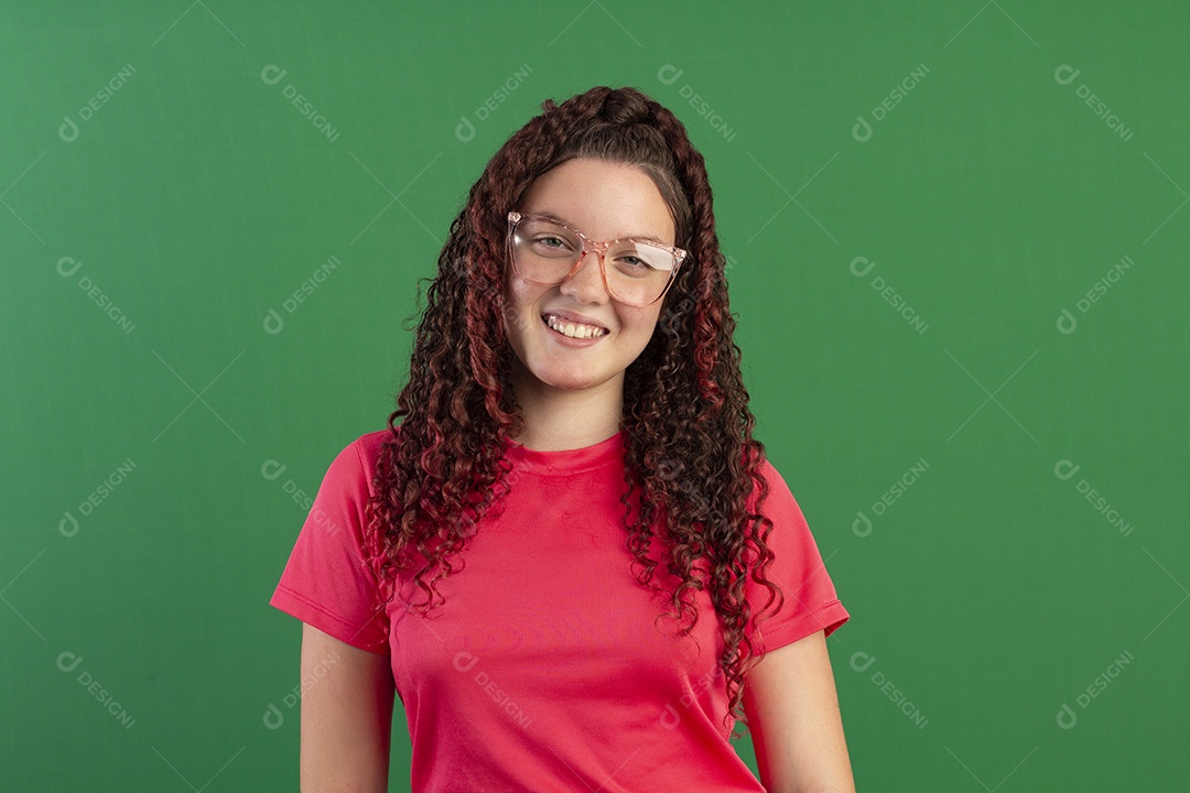 Garota sorrindo e linda com óculos
