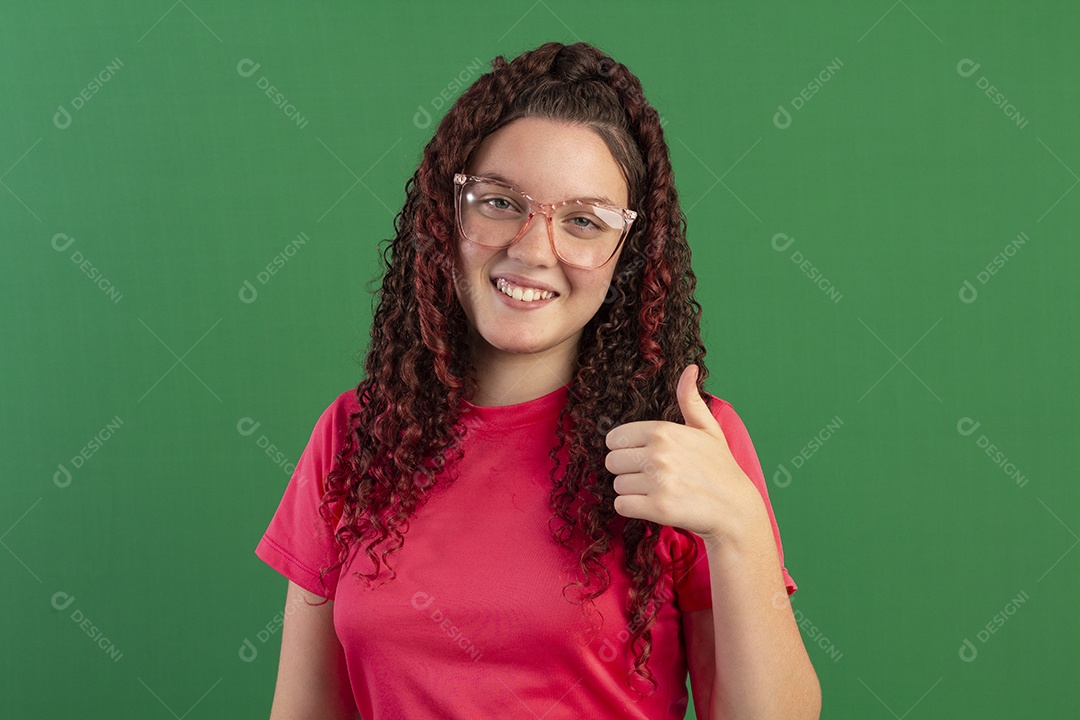 Jovem bonita usando óculos com gesto de legal