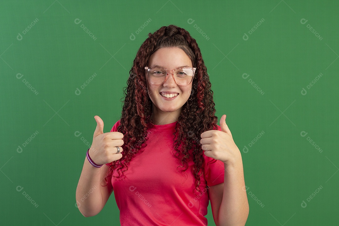 Jovem bonita usando óculos com gesto de legal