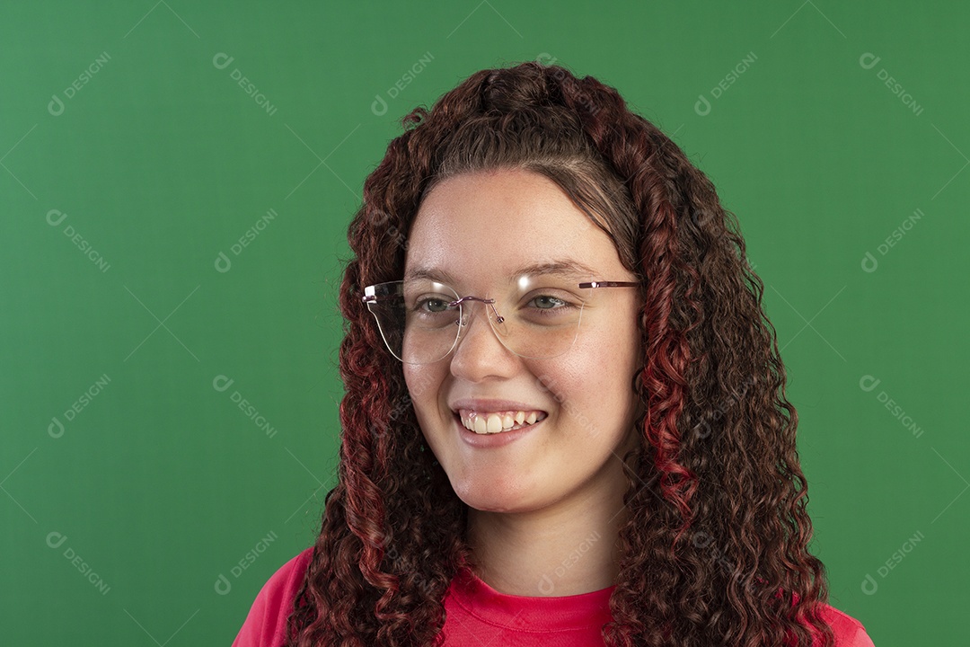 Linda menina sorridente usando óculos