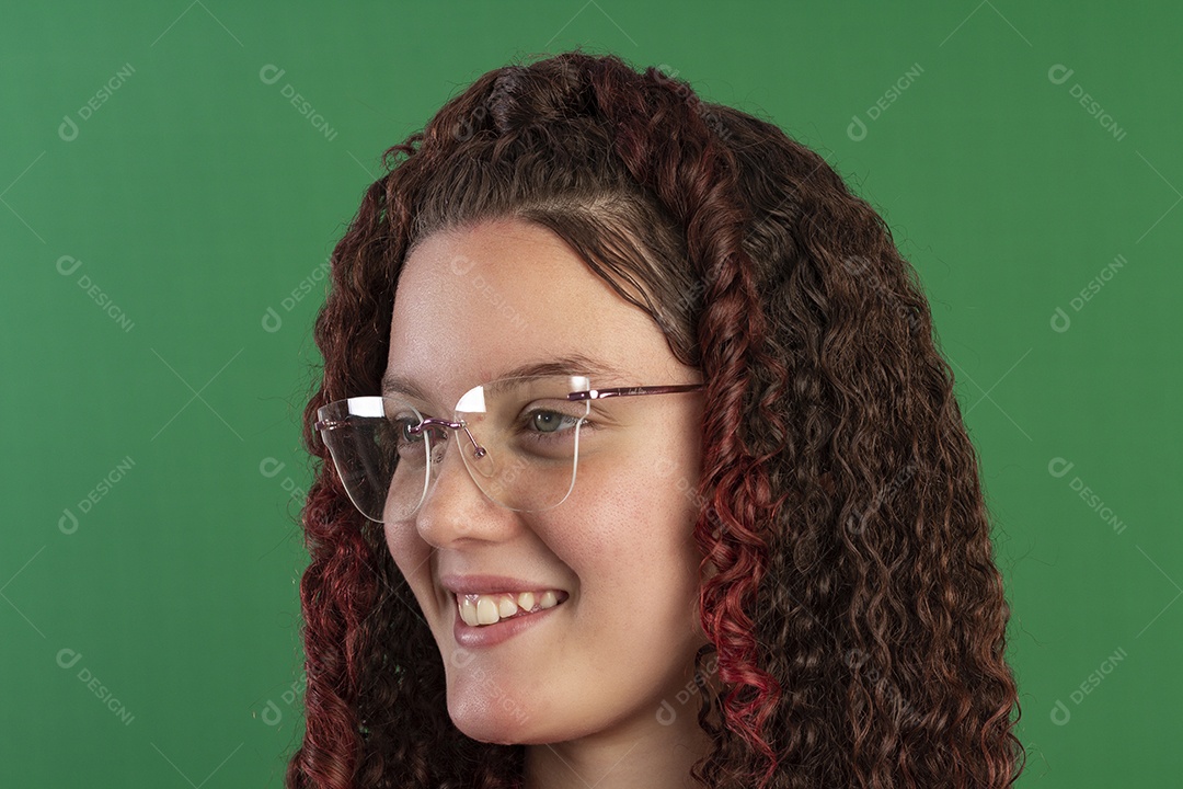 Garota sorridente usando óculos