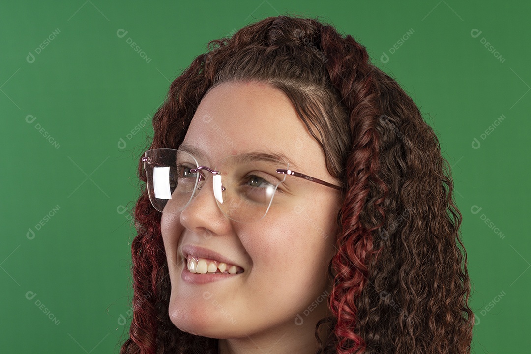 Adorável menina usando óculos