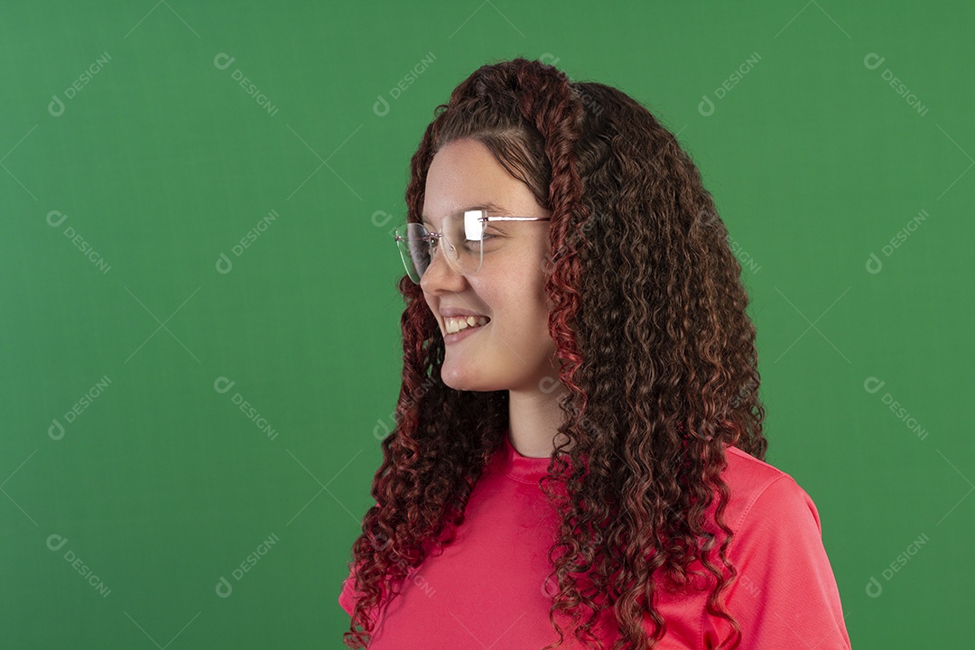 Garota bonita olhando para o lado