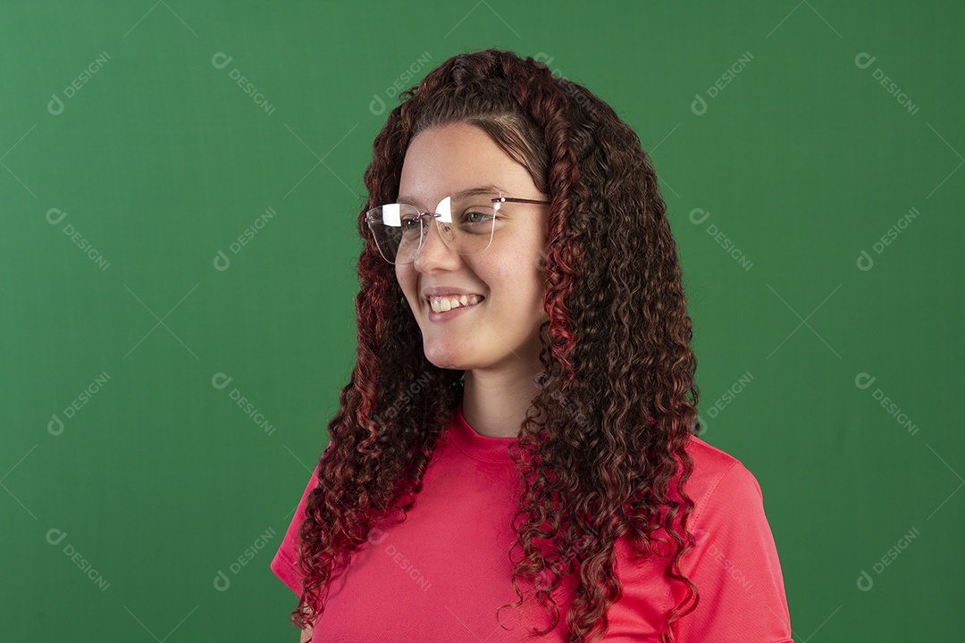 Adorável menina usando óculos fofa de cabelos cacheados