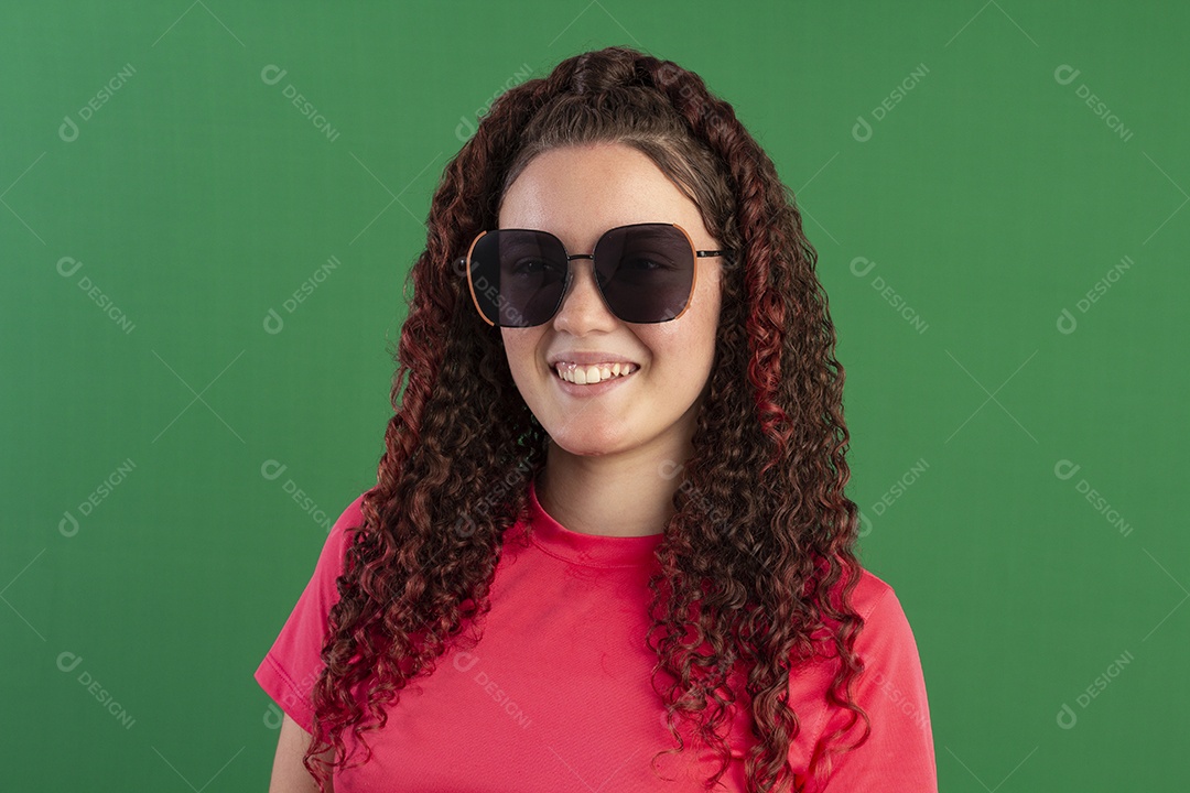 Bela adolescente usando óculos de sol