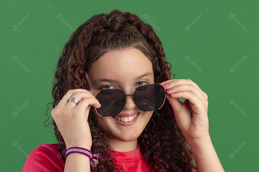 Bonita adolescente usando óculos de sol