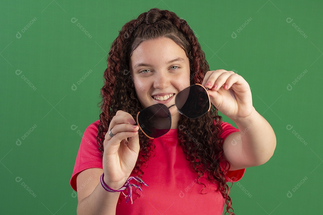 Garota mostrando seu óculos de sol