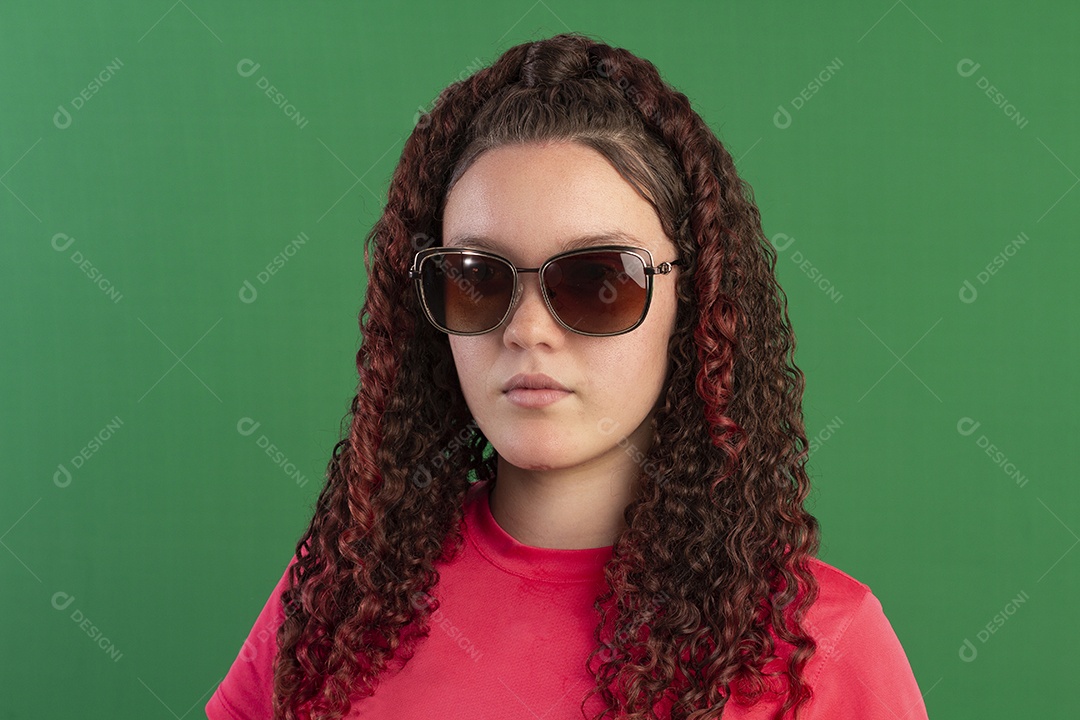 Garota usando óculos de sol fashion