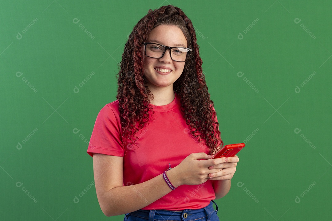 Garota acessando ao celular e feliz