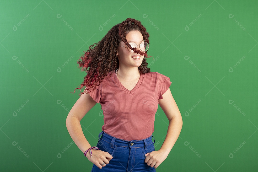 Garota feliz pulando e jogando seu cabelo cacheado