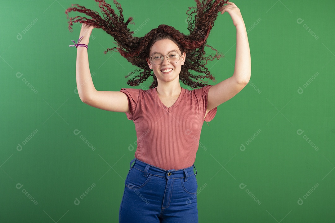 Linda menina adolescente jogando cabelos para cima