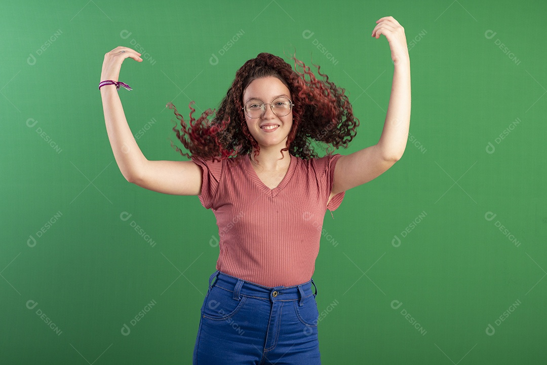 Garota engraçada com braços abertos para cima