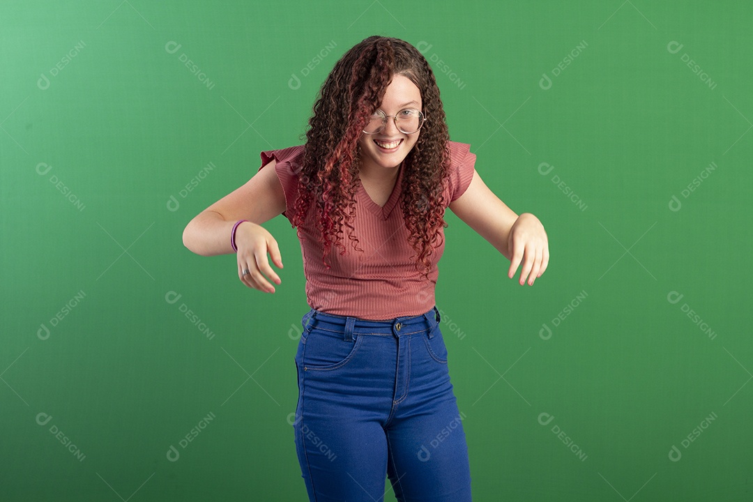 Garota engraçada com braços abertos