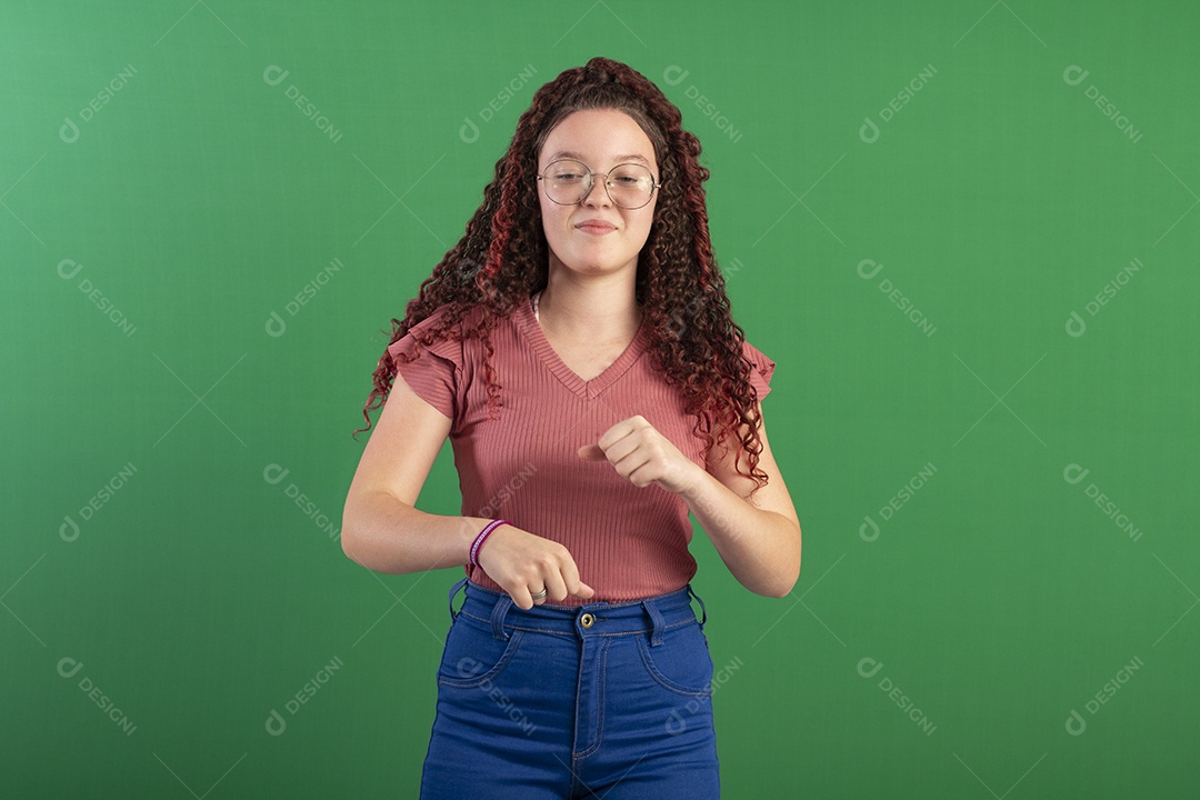 Garota com gesto de mão fechadas