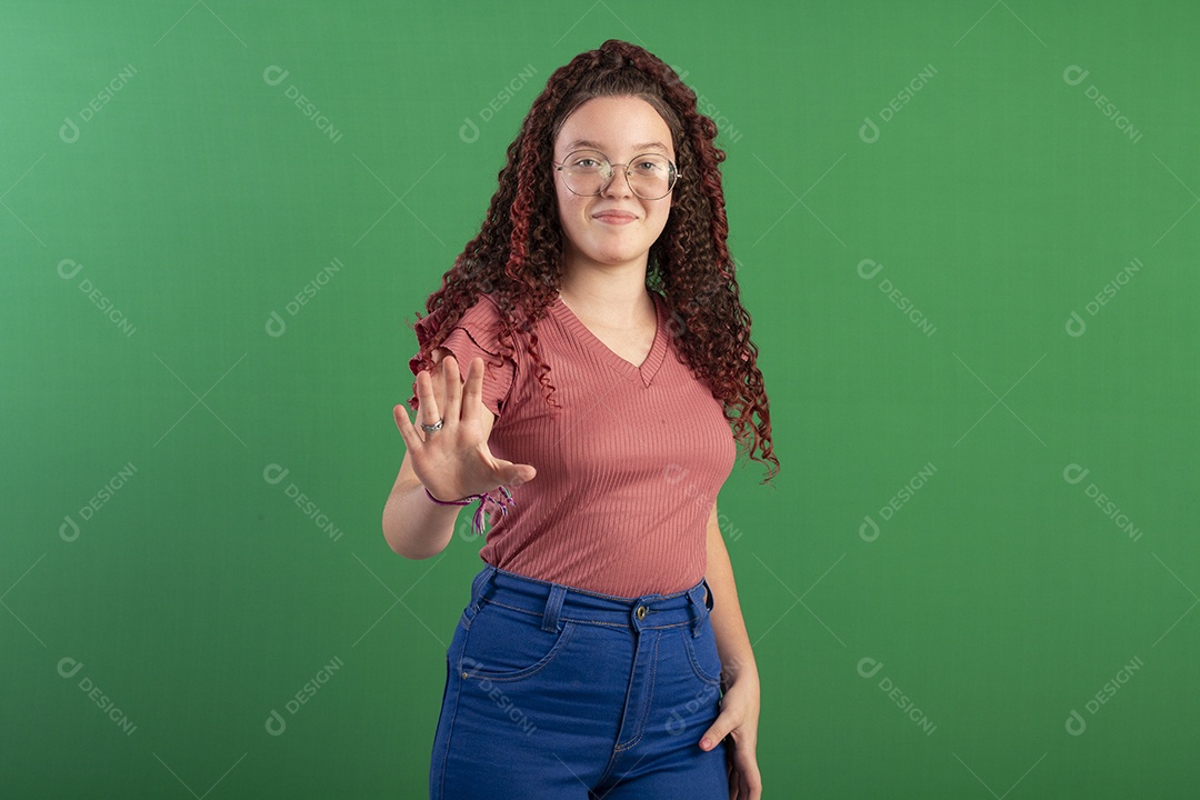 Garota com mãos pra frente