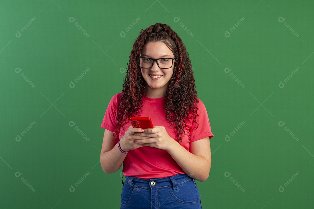Garota acessando ao celular e feliz