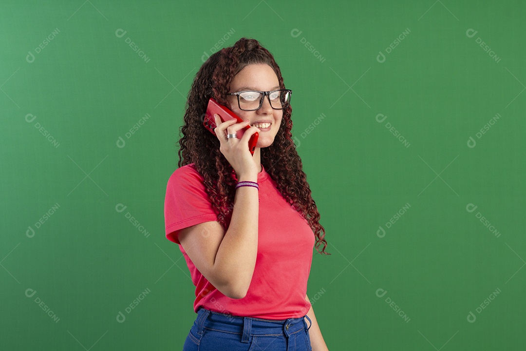 Garota feliz falando com alguém ao telefone