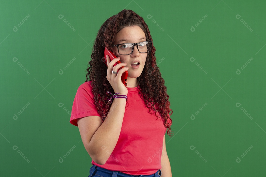 Garota falando ao telefone nervosa