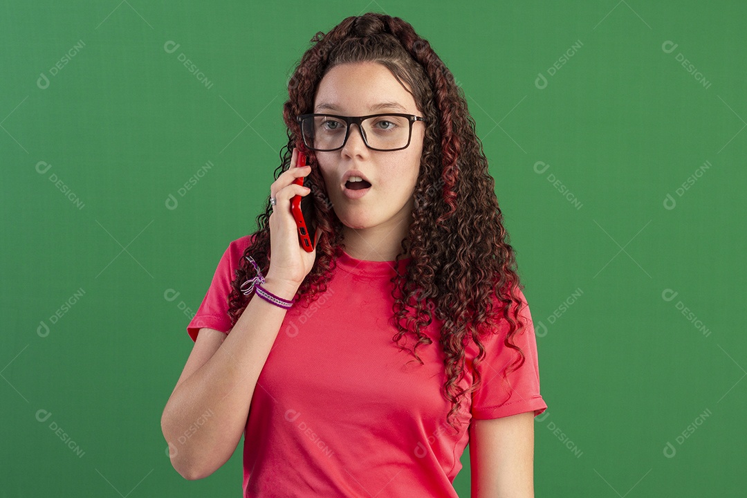 Garota falando ao telefone