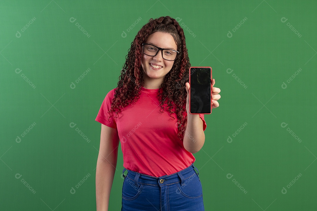 Linda menina segurando um celular na mão