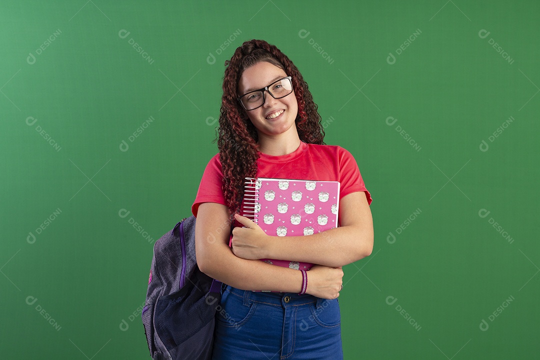 Garota estudante com cadernos nas mãos