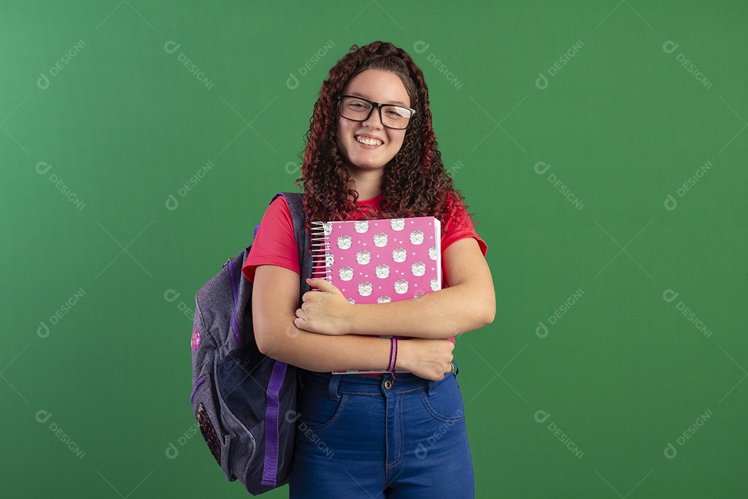 Estudante bonita com cadernos nas mãos