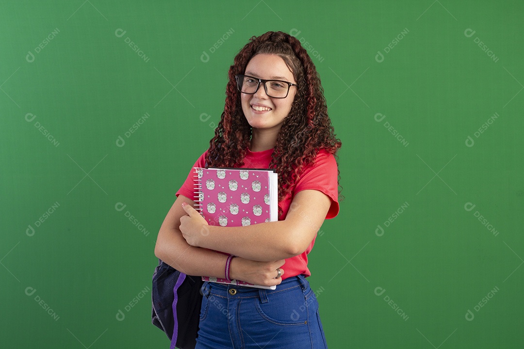 Jovem com cadernos nas mãos feliz
