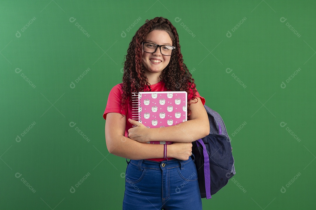 garota com mochila nas costa e livros na mão