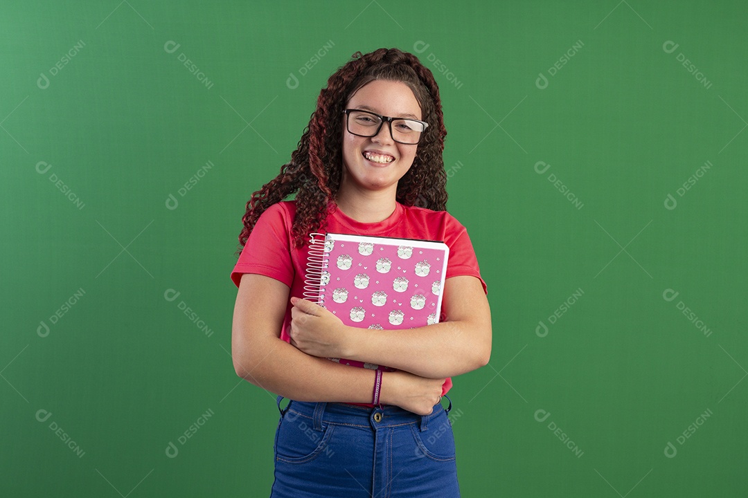 Garota feliz segurando caderno nas mãos