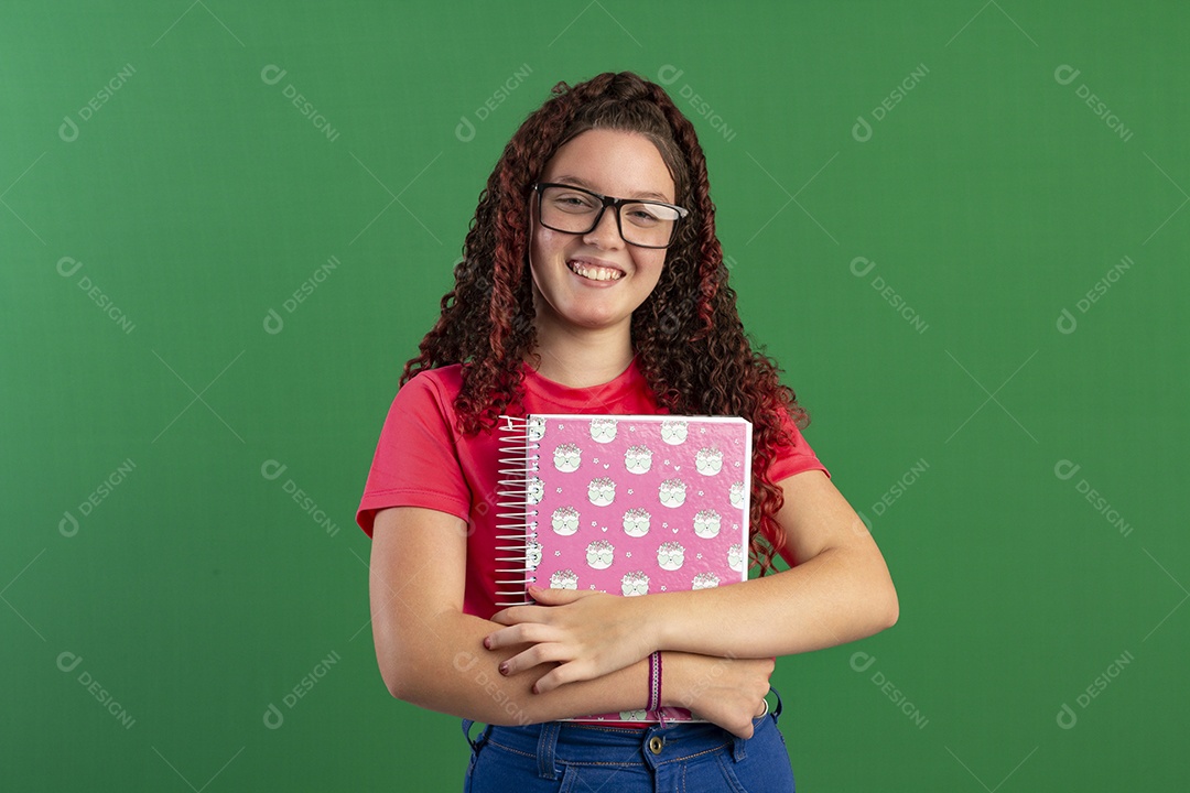 Garota segurando cadernos nas mãos