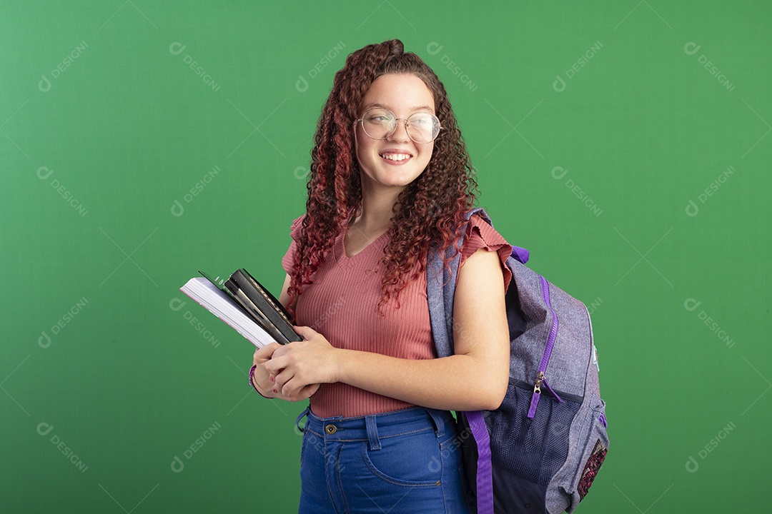 Garota com mochila nas costas e cadernos nas mãos