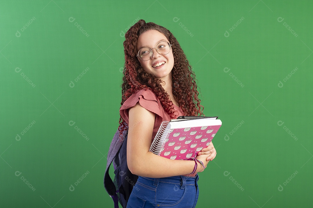 garota com mochila nas costa e livros na mão