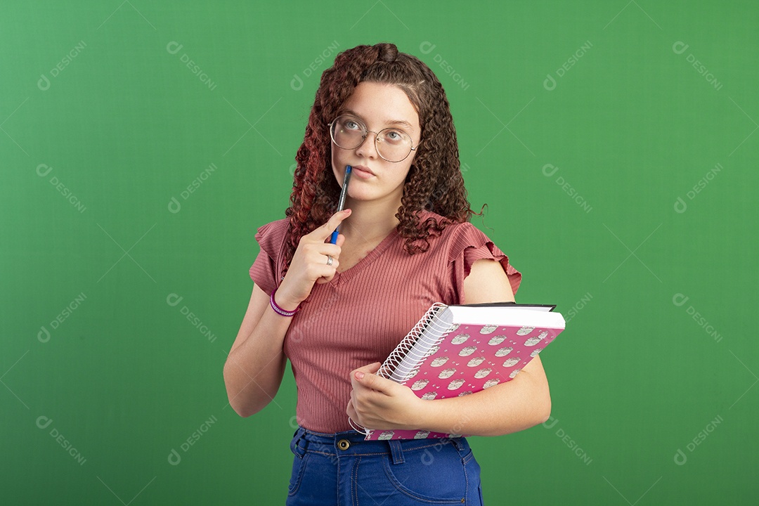 Menina fofa com cadernos na mão para estudo