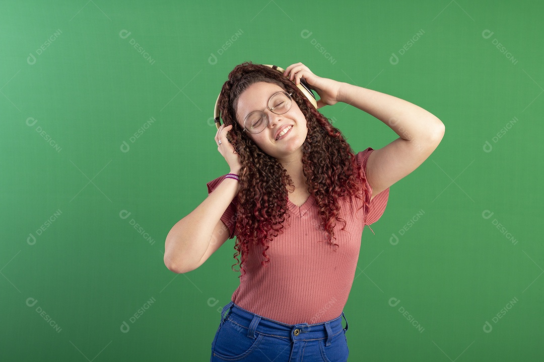 Menina de olhos fechados ouvindo musica em fones curtindo