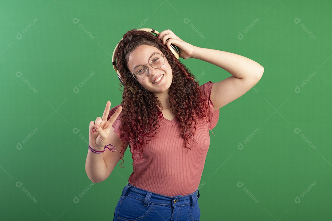 Menina fofa com dedos de dois e sorrindo