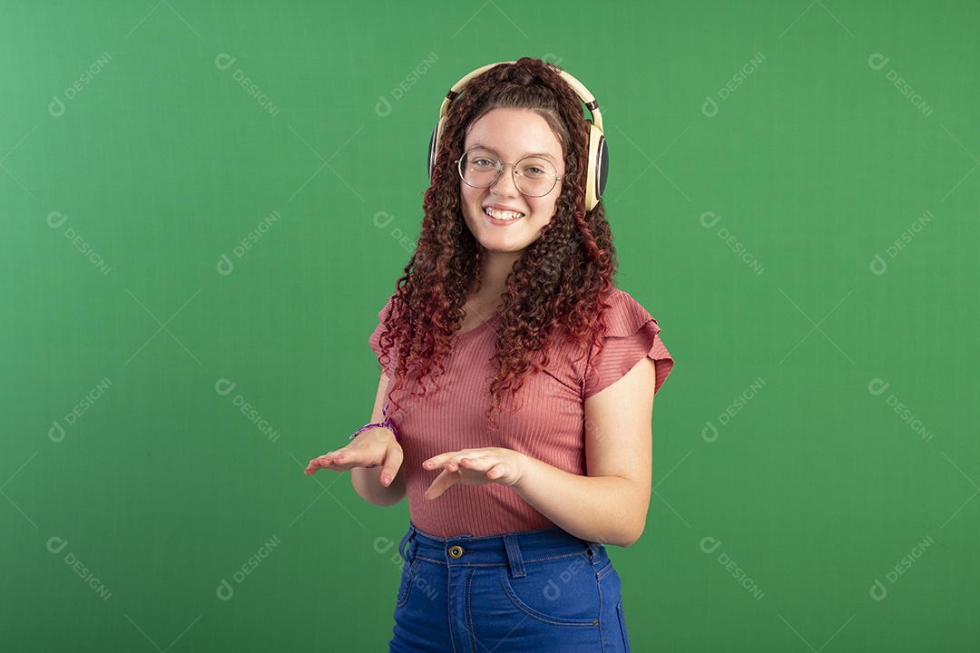 Menina fofa sorrindo com mãos para o lado